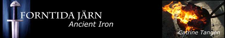Boken Forntida J�rn - Ancient Iron. Vikingatida sv�rd, sv�rdssmide av Peter Johnsson. kluven j�rnsm�lta, bl�stj�rn av r�djord fr�n myren.